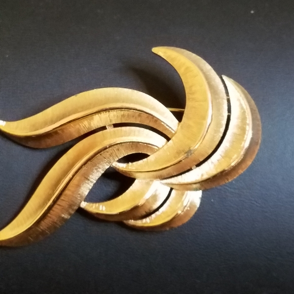 VTG Crown Trifari gold abstract brooch - Picture 7 of 7
